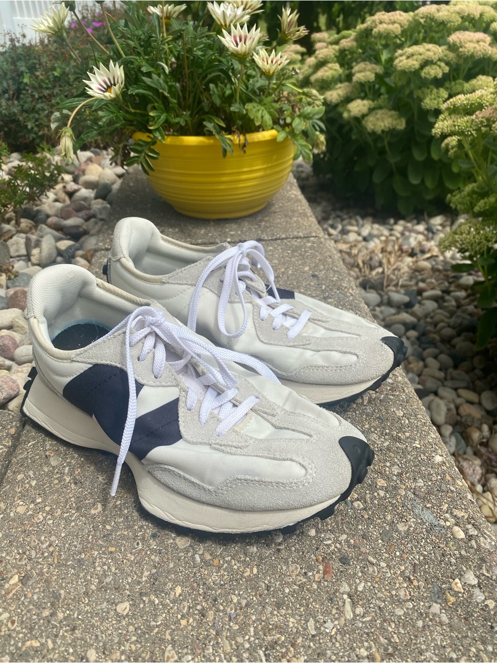 New Balance Women's White and Navy Retro Runner Sneakers